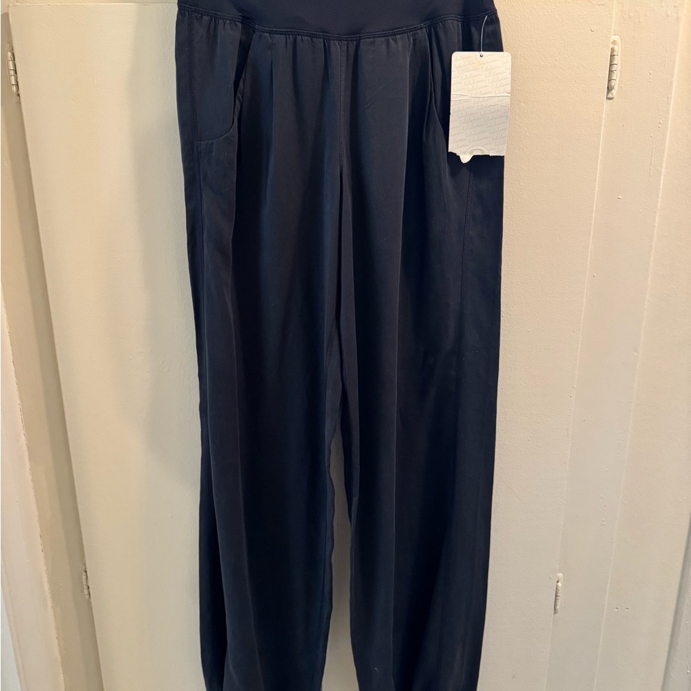 Lululemon Black High-Waisted Joggers drawst ankle